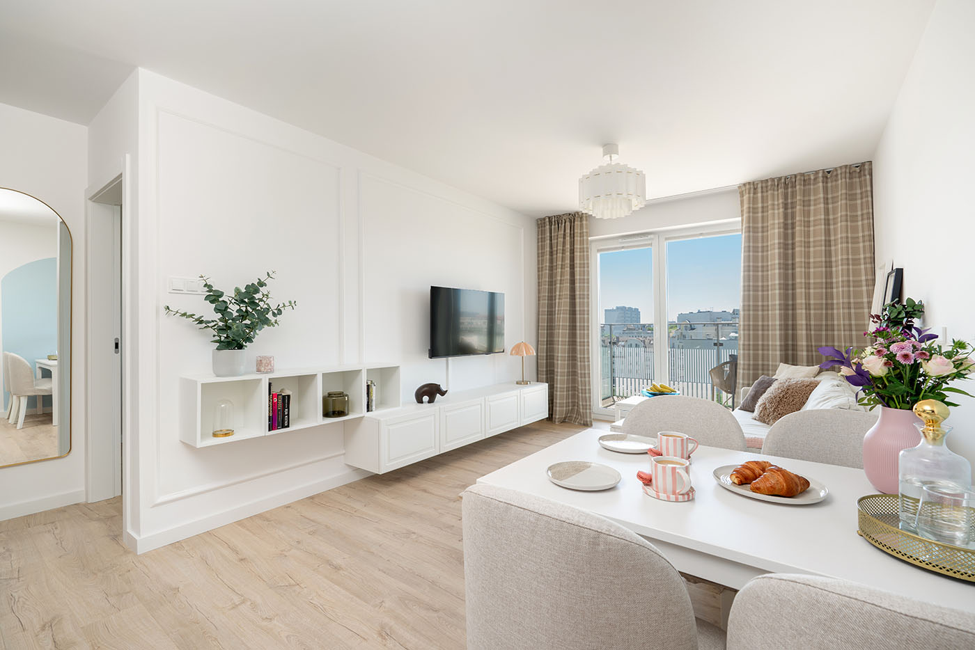 Salon z jadalnią w naturalnym świetle, Apartament Okopowa 7, Kołobrzeg