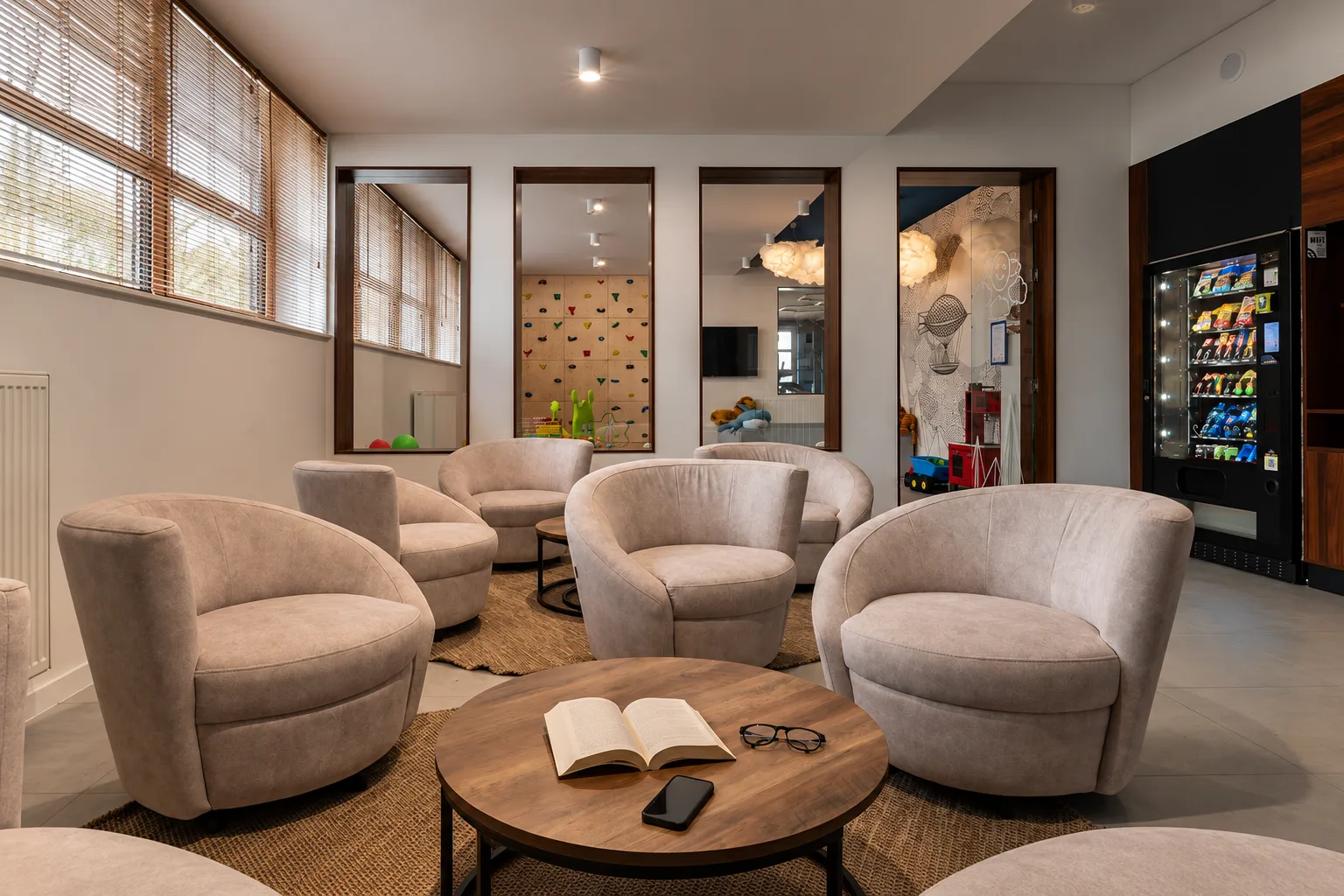 Lobby z fotelami w Apartamentach WhiteBlue w Kołobrzegu